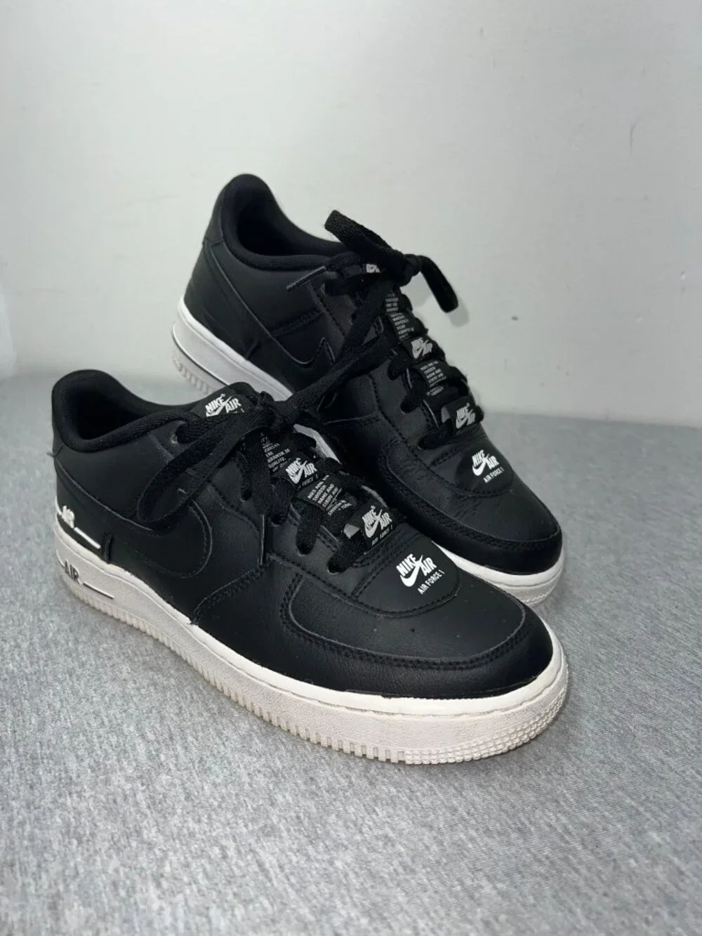 Nike Air Force 1 Low Black/White Sneakers Youth Size‎ 6.5Y Leather Casual Shoes